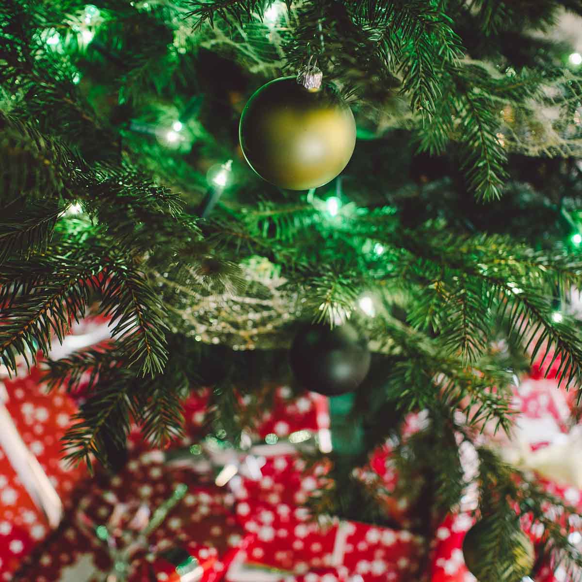 christbaumkugel-weihnachtsbaum-weihnachtsgeschenke