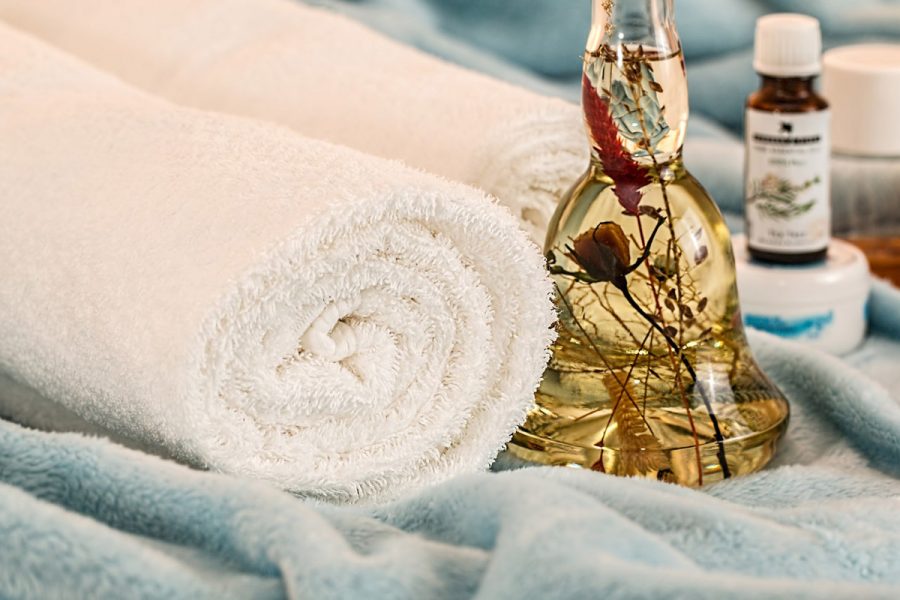 handtuch massage gesichtsöl beautybehandlung